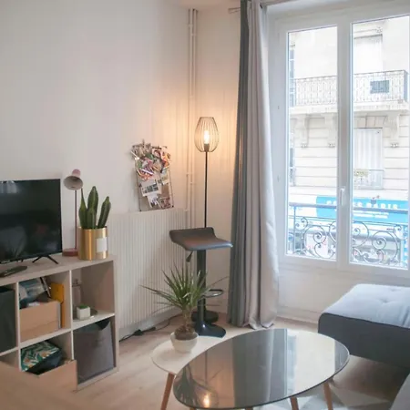 Beautiful Design And Bright Appt In Paris